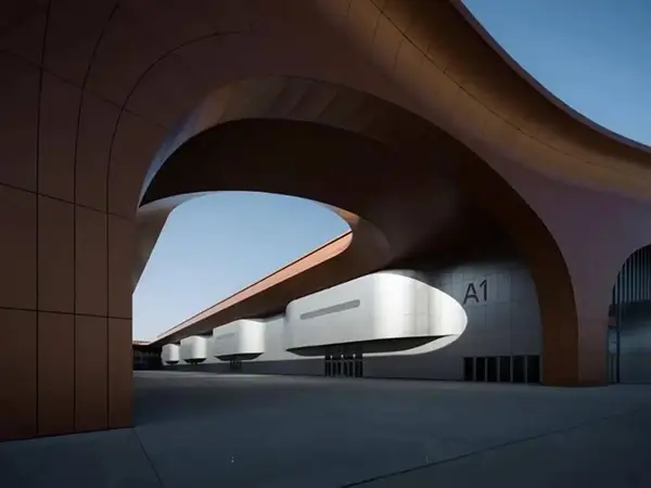 扎哈曲线碰撞方快AI供热新纪元：流体革命·智暖共生