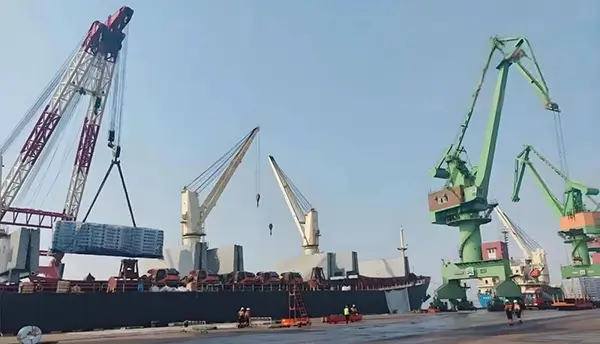 中国最大出口模块锅炉之一，75吨中温中压装船起运